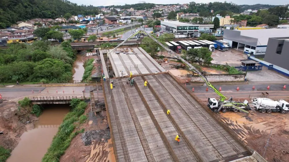 Viaduto Estaiado de Ribeirão Pires entra em fase de concretagem da pré-laje