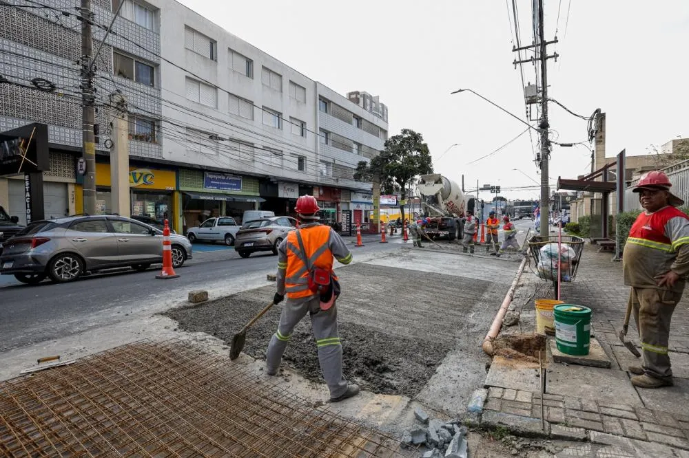 SCS atua no pavimento de concreto nos pontos de parada de ônibus e avança no recapeamento da Av. Goiás
