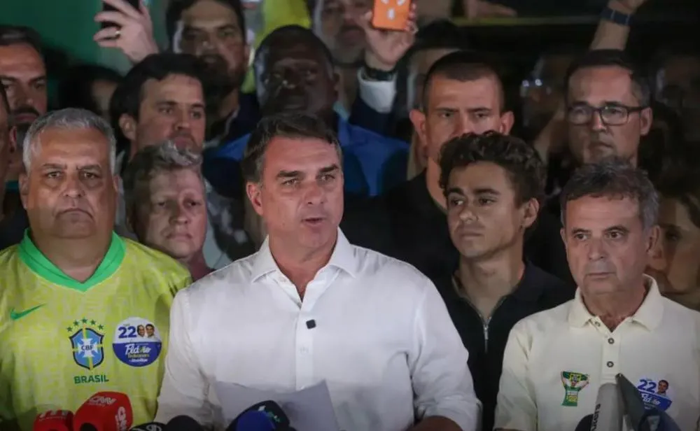 “O que aconteceu neste domingo não foi normal”, Flávio Bolsonaro não reconhece derrota e anuncia pedido de anulação da eleição